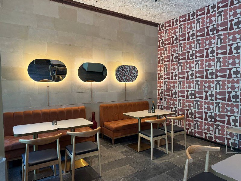 Диваны, столы, стулья, растение Юкка с горшком