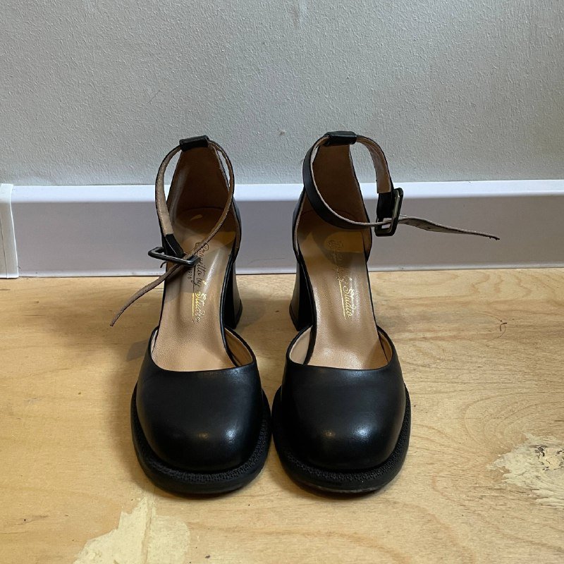 кресло игровое, подушки, пальто, обувь, меч катана, камуфляжная форма, тейп 10