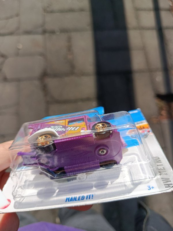 Машинка Hot Wheels с значком TH 2