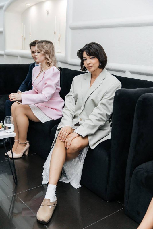 Бежевый пиджак, белое платье сетка