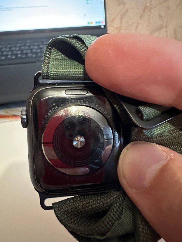 Apple Watch 4 44mm with 5 straps 2