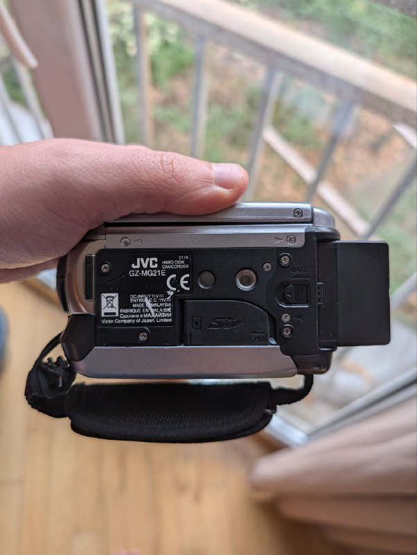 Видеокамера JVC GZ M21E с аккумулятором и флешкой 2