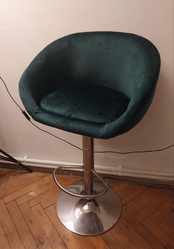 Стул барный, стол журнальный, гирлянды 2 шт