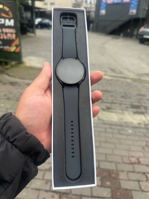 Samsung S23, Samsung Watch 5, 2 iPhone 13 mini 4