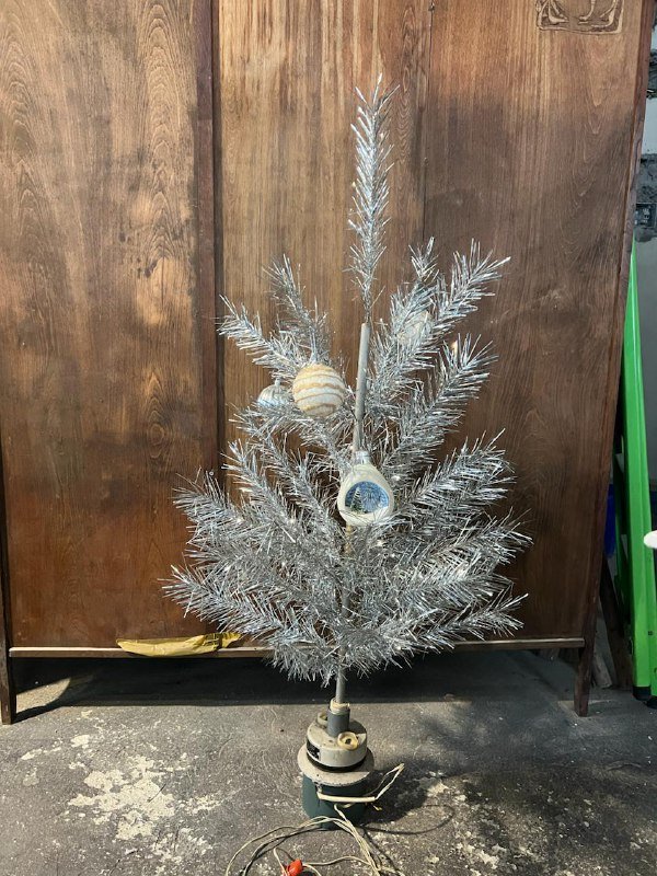 Ёлки, стеклянные бутыли, пластиковая ёмкость, комплект для ванной