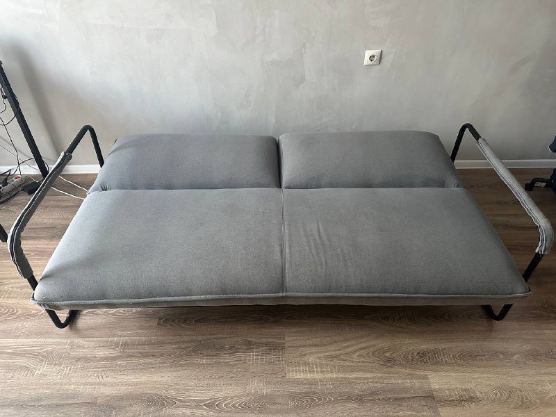 Умная лампочка Яндекс, Вешалка настенная, Полка настенная, Серый диван, Желтое кресло 5