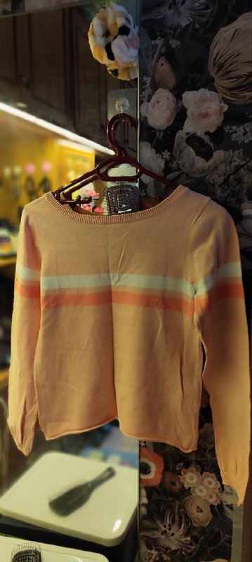 Вещи женские: кофты, джинсовая куртка, юбка 9