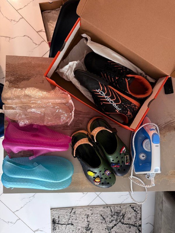 Коралки размер 39 и 43, Сороконожки размер 45, Кроксы