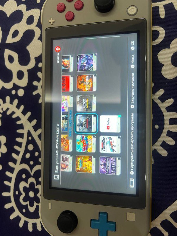 Nintendo Switch lite с играми и чехлом 4