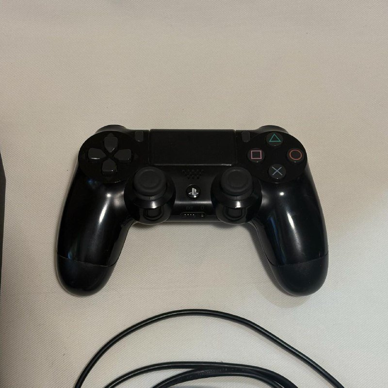 Playstation 4 slim 512GB с оригинальным геймпадом 2