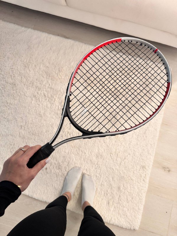 Теннисная ракетка с мячиком