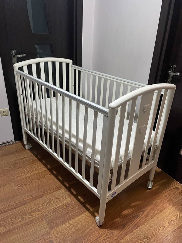 Детская кровать с комплектом простыней и наматрасником