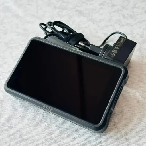 Монитор Atomos Shinobi 5 Gen 1, объектив Laowa C-Dreamer 9mm F2.8 MFT