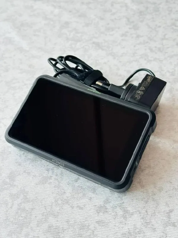 Монитор Atomos Shinobi 5 Gen 1, объектив Laowa C-Dreamer 9mm F2.8 MFT 1