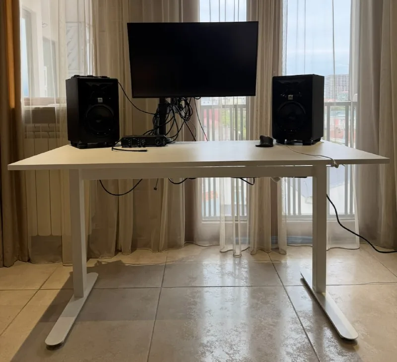 Монитор, колонки, кронштейн, стол, стул, MIDI-клавиатура, телевизор, саундбар, Xbox, робот-пылесос 1