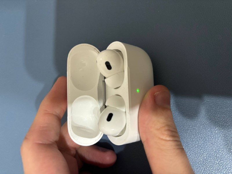 Apple AirPods 2, SoundCore Space One 4