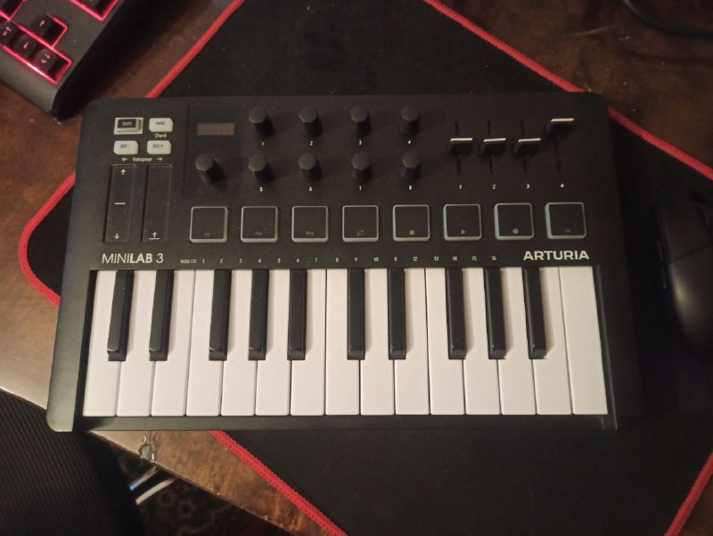 Arturia Minilab 3 MIDI контроллер
