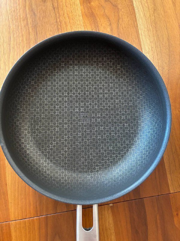 Лампа настольная, миксер ручной, сковорода с крышкой 3