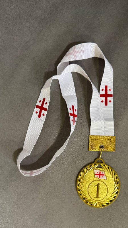 Золотая медаль с грузинским флагом