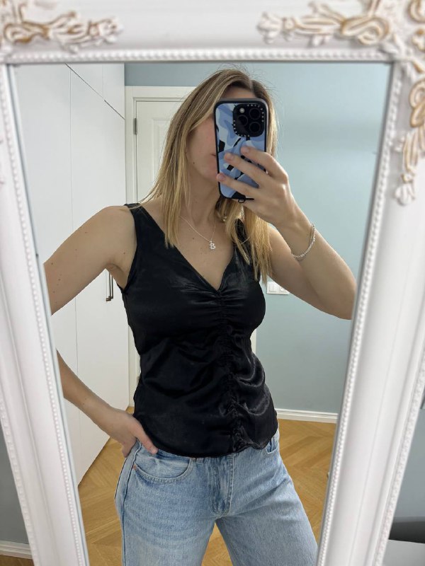 Платье в пайетках, бомбер, кожаная рубашка, baby tee, черная блуза 5
