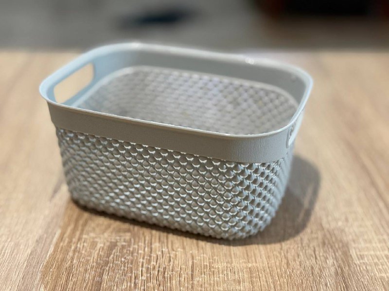 Пластиковые контейнеры и плетёная корзина с крышкой