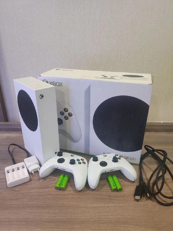 Xbox Series S 512 GB с двумя геймпадами 1
