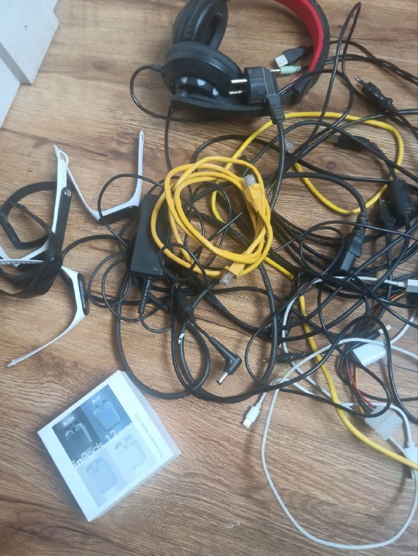 Various cables and chargers 3