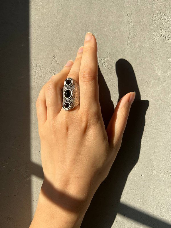 Кольцо с черными кабошонами размер 17
