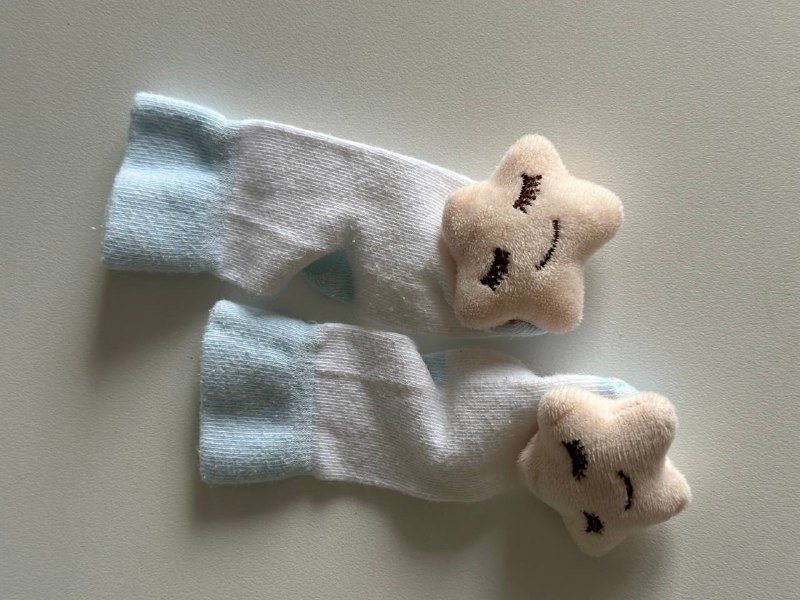 Чепчики, носочки, шапочки, антицаарки на новорожденного 4