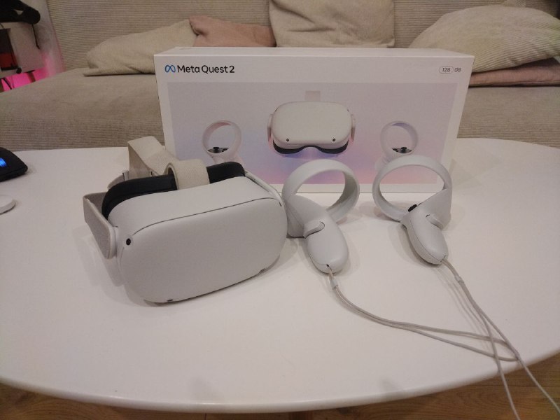 Стол, кресло офисное, шлифовальная машина, VR Meta Quest 2 8