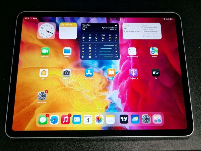 iPad Pro 2 поколения с чехлом и зарядкой