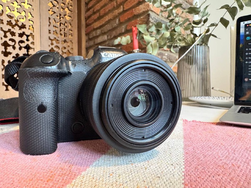 Камера Canon EOS R6, объектив RF 35mm f1.8 Macro IS STM, 2 карты памяти 64ГБ 2