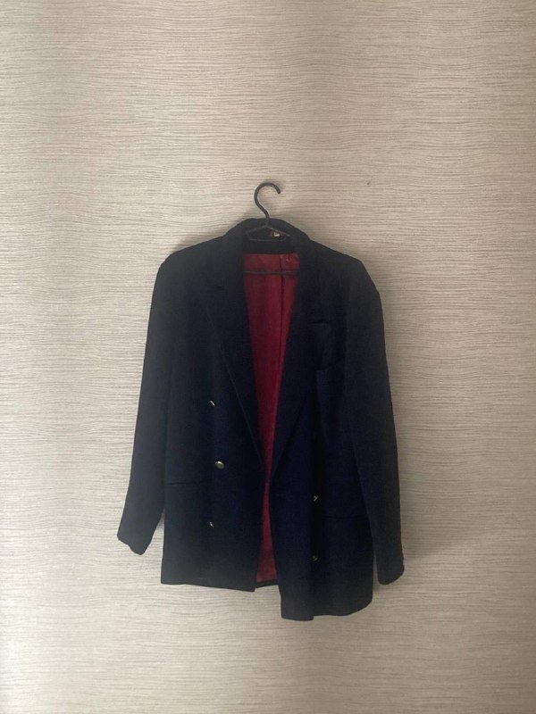 Пиджак в желтую клетку, Пиджак в красную клетку, Темно-синий пиджак, Свитер ручной вязки, Леопардовый платок 3