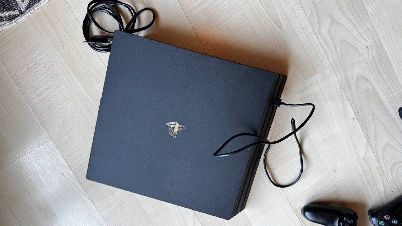 Sony PlayStation 4 Pro, 2 контроллера DualShock 4