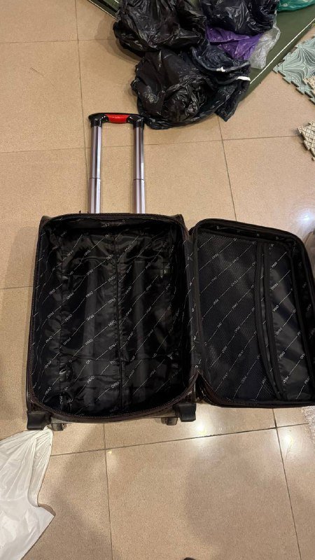 Чемодан коричневый с колесами и выдвижной ручкой 3