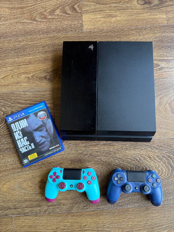 Sony PlayStation 4 PS4 500GB с джойстиками и играми
