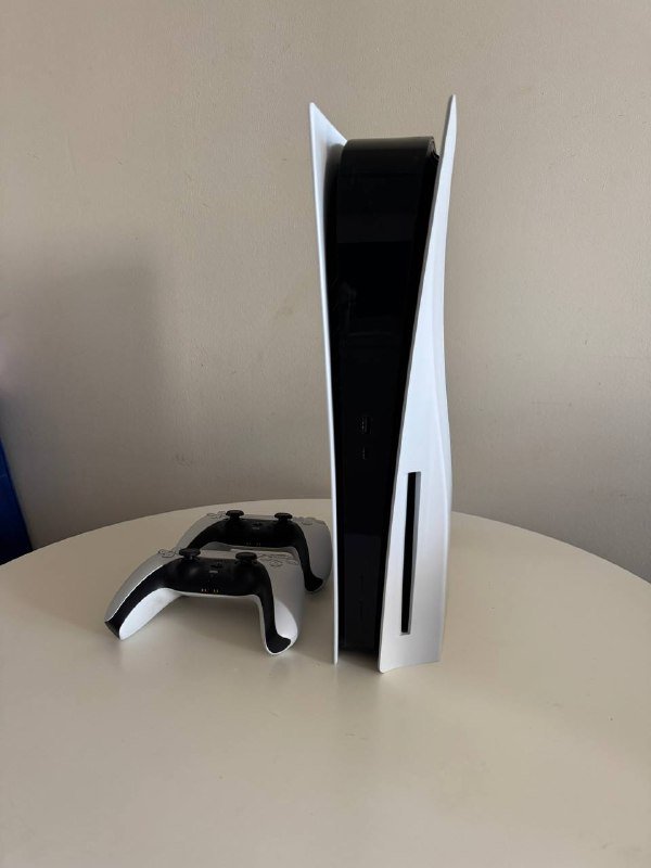 PlayStation 5 с двумя геймпадами