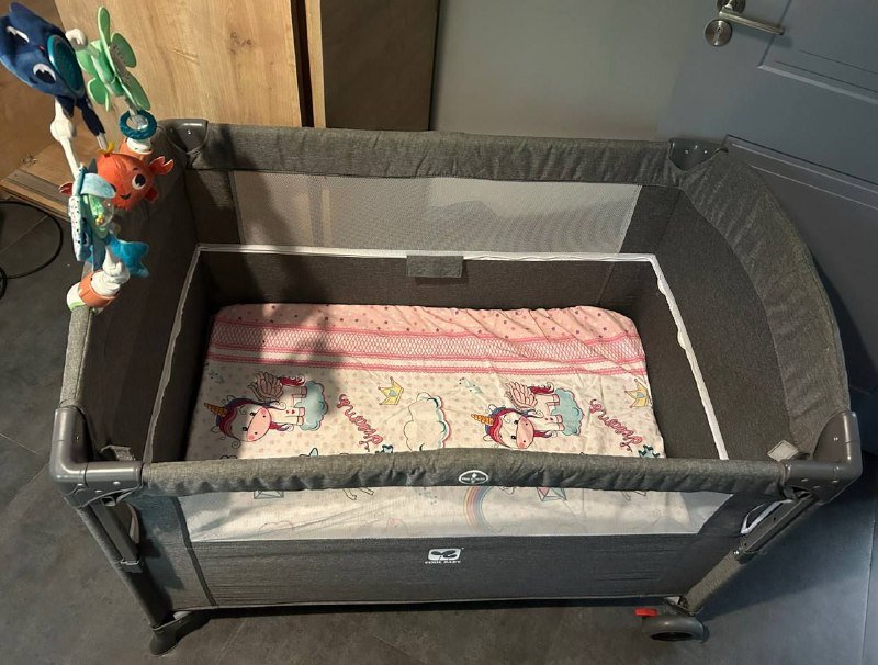 Манеж-кроватка с матрасом и подвесной игрушкой 2