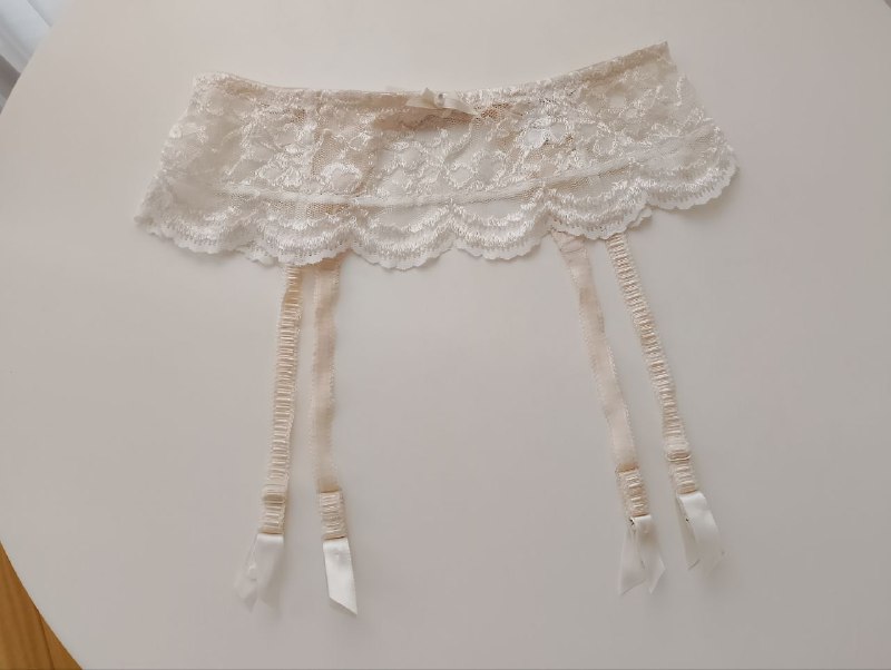 Топ Bershka size M, Футболка size S, Браслеты 2 шт., Чокер, Шорты size 44, Пояс для чулок 8