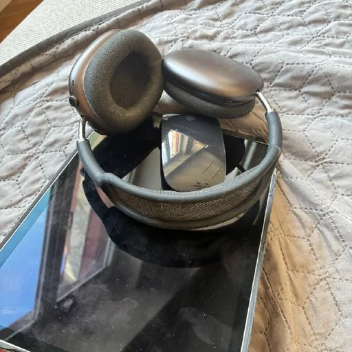 iPad Pro, AirPods Max, Apple Magic Mouse