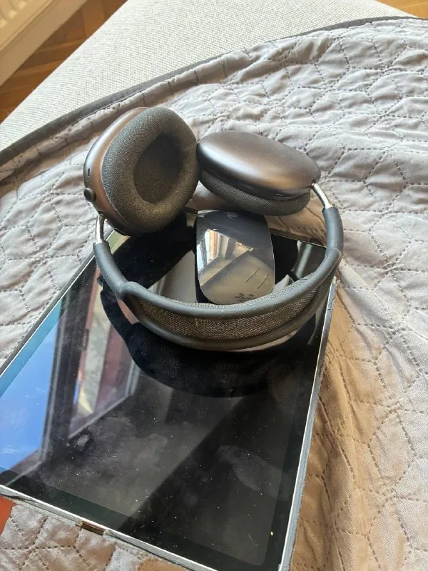 iPad Pro, AirPods Max, Apple Magic Mouse 1