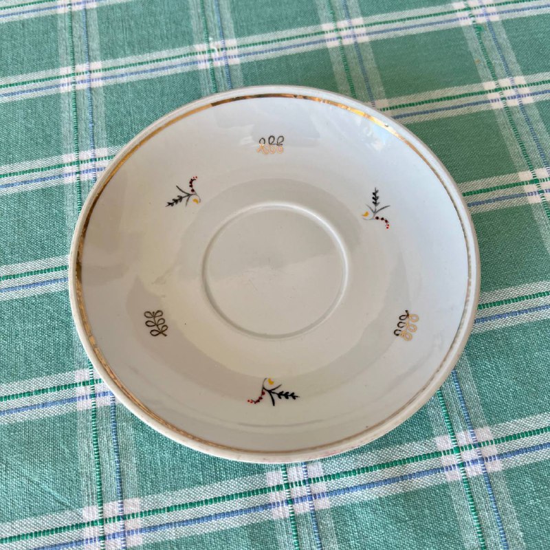 Лампочка, скатерть, подставка, дуршлаг, приборы, блюдечко, стаканы, тарелочки 6