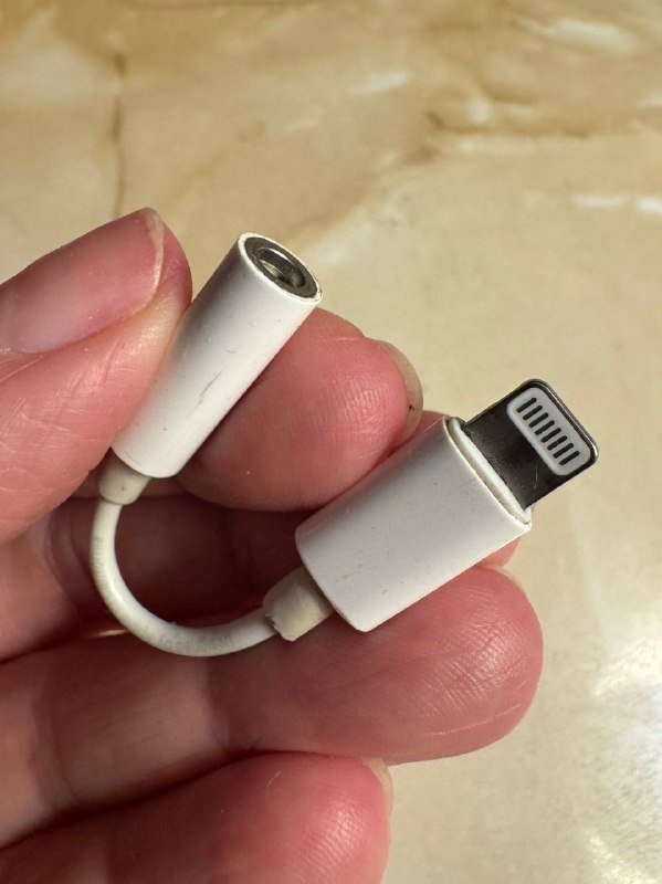 Кабель USB-C to Display port, кабель USB-C to USB-A, HDMI кабель, адаптер SATECHI, адаптер Lightning, наушники Apple 7