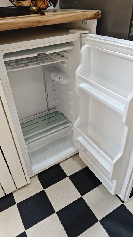 Компактный холодильник Midea merd86fgg01 2