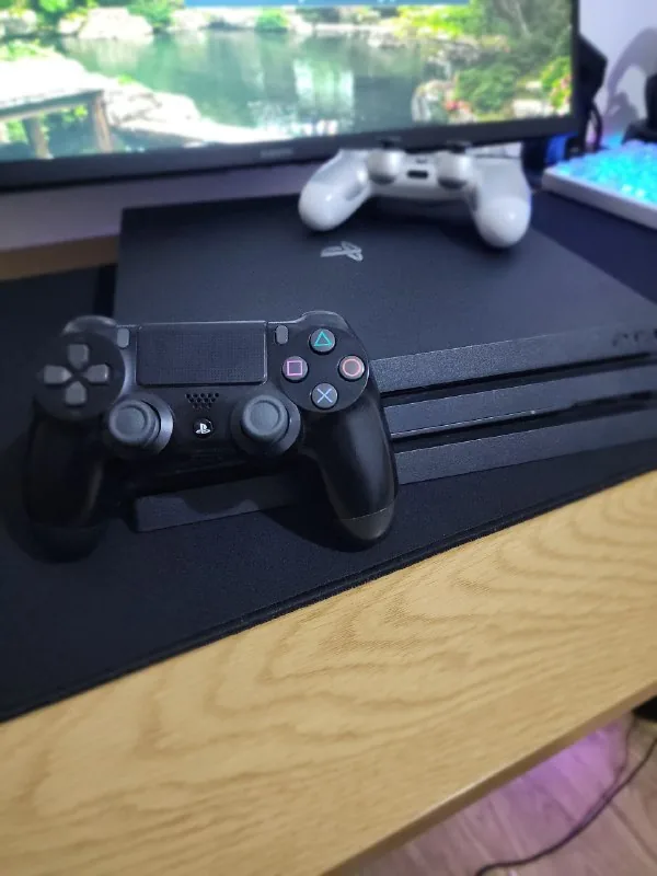 Sony PlayStation 4 Pro 1TB с двумя джойстиками 1