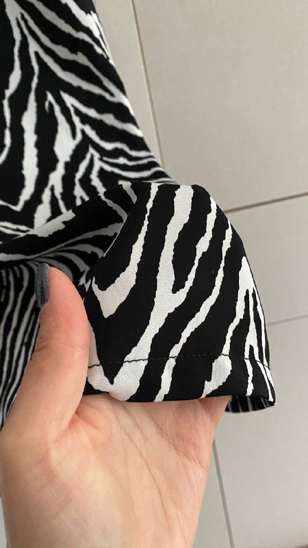 Юбка с зебровым принтом, прозрачная белая рубашка, джинсовые шорты 3