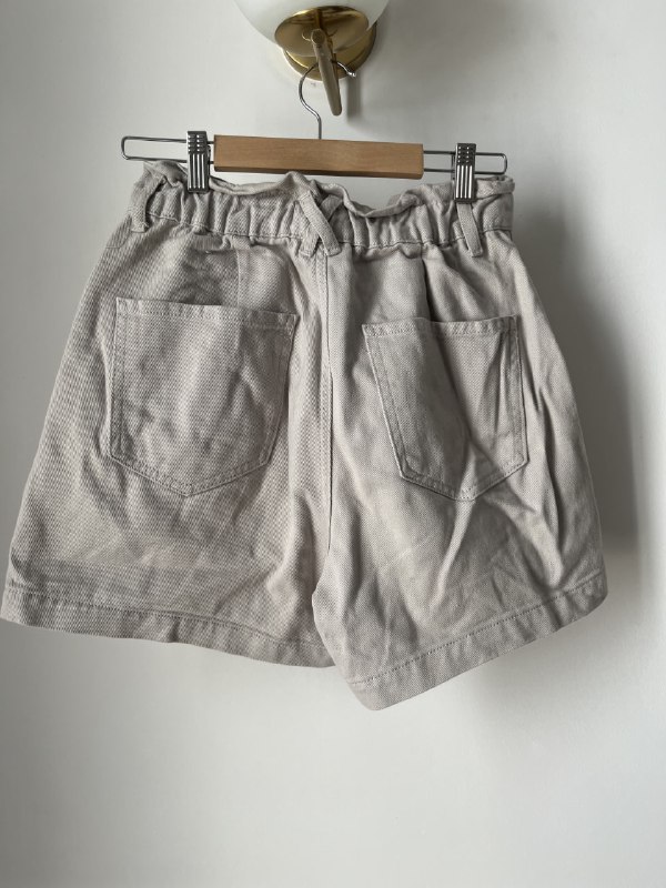 кремовое платье из муслина, чёрное льняное платье, серые джинсовые шорты, бежевые джинсы 5