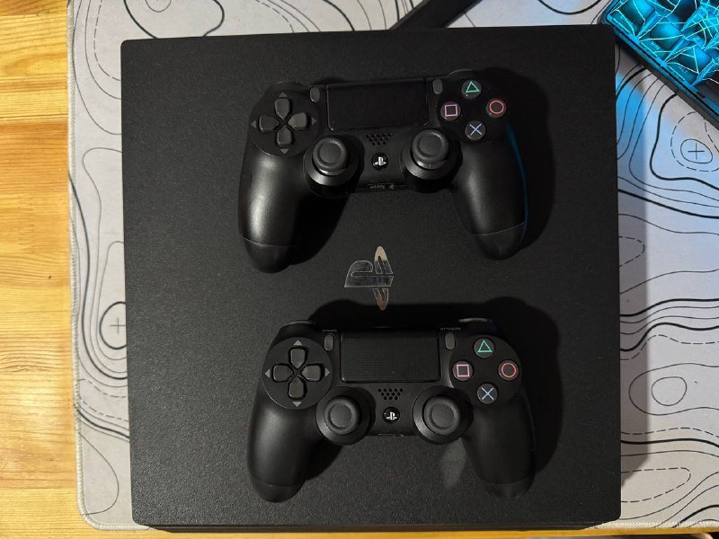 PS4 Pro 1 ТБ консоль с контроллерами