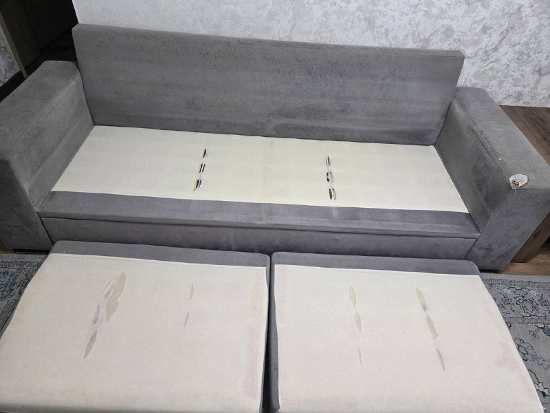 Серый раскладной диван и два кресла 3