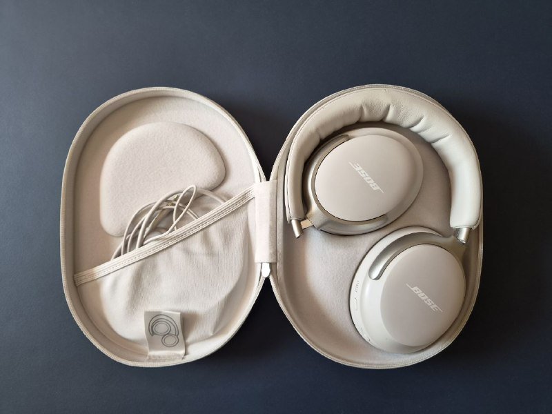 Sony WH-1000XM4, Bose QuietComfort Ultra Headphones 1st Gen 4
